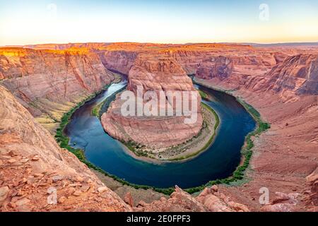 Vue panoramique sur le fleuve Colorado à Horsehoe Bend, à l'aube, à page Arizona Banque D'Images