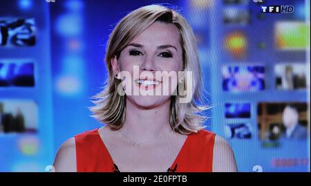 Une capture d'écran prise de la chaîne de télévision TF1 montrant le dernier bulletin de presse du journaliste Laurence Ferrari, à Paris, France, le 31 mai 2012. Photo de Christophe Guibbbaud/ABACAPRESS.COM Banque D'Images