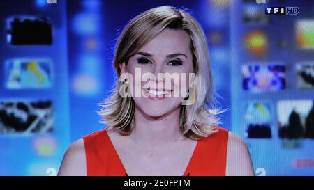Une capture d'écran prise de la chaîne de télévision TF1 montrant le dernier bulletin de presse du journaliste Laurence Ferrari, à Paris, France, le 31 mai 2012. Photo de Christophe Guibbbaud/ABACAPRESS.COM Banque D'Images