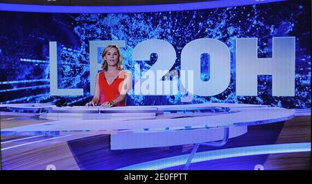 Une capture d'écran prise de la chaîne de télévision TF1 montrant le dernier bulletin de presse du journaliste Laurence Ferrari, à Paris, France, le 31 mai 2012. Photo de Christophe Guibbbaud/ABACAPRESS.COM Banque D'Images