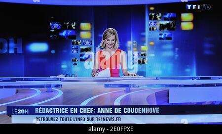Une capture d'écran prise de la chaîne de télévision TF1 montrant le dernier bulletin de presse du journaliste Laurence Ferrari, à Paris, France, le 31 mai 2012. Photo de Christophe Guibbbaud/ABACAPRESS.COM Banque D'Images