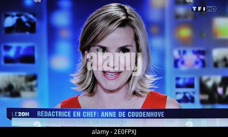 Une capture d'écran prise de la chaîne de télévision TF1 montrant le dernier bulletin de presse du journaliste Laurence Ferrari, à Paris, France, le 31 mai 2012. Photo de Christophe Guibbbaud/ABACAPRESS.COM Banque D'Images