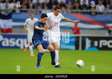 Samir Nasri, France, combat pour le ballon avec Nemanja Matic, Serbie, lors d'un match international de football amical, France contre Serbie, au stade Auguste-Delaune de Reims, France, le 31 mai 2012. La France a gagné 2-0. Photo de Henri Szwarc/ABACAPRESS.COM Banque D'Images