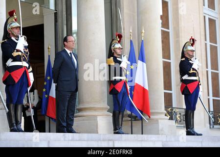 Le président français François Hollande attend l'arrivée du président russe Vladimir Poutine au palais présidentiel de l'Elysée à Paris, en France, le 1er juin 2012 avant de prendre part à un dîner de travail . Le principal sujet de la rencontre avec le président français François Hollande sera les troubles en Syrie. Photo de Nicolas Gouhier/ABACAPRESS.COM Banque D'Images