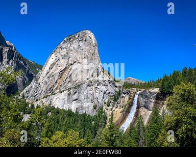 Liberty Cap et Nevada tombent dans le parc national de Yosemite, Californie