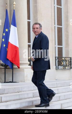 Le président français du modem François Bayrou arrive avant une rencontre avec le président français François Hollande au palais présidentiel de l’Elysée à Paris, en France, le 4 juin 2012. François Hollande reçoit les dirigeants politiques avant le G20 et les sommets de Rio. Photo de Stephane Lemouton/ABACAPRESS.COM Banque D'Images