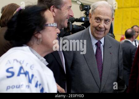 Charles Pasqua s'entretient avec les militants de l'UMP lors d'une réunion de campagne pour les élections législatives de juin 2012, à Boulogne-Billancourt, à l'ouest de Paris, en France, le 4 juin 2012. Photo de Stephane Lemouton/ABACAPRESS.COM. Banque D'Images