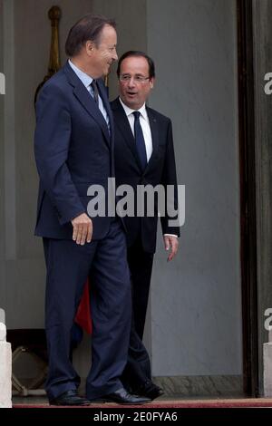 Le président français François Hollande se serre la main avec le président français du Sénat, Jean-Pierre Bel, après une rencontre au Palais de l'Elysée à Paris, en France, le 05 juin 2012. Photo de Stephane Lemouton/ABACAPRESS.COM. Banque D'Images