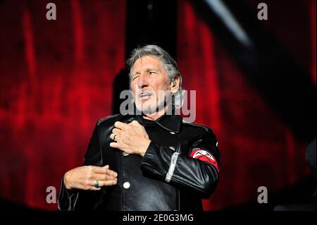 Roger Waters de Pink Floyd, avec le guitariste G.E. Smith, interprète la chanson classique de Pink Floyd « The Wall » lors d'un spectacle de soldout à Wrigley Field à Chicago, il, États-Unis, le 08 juin 2012. Photo de Cindy Barrymore/ABACAPRESS.COM Banque D'Images