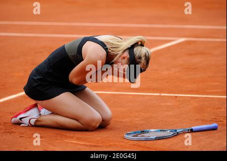 Maria Sharapova, de Russie, célèbre la victoire de la finale féminine contre Sara Errani, d'Italie, lors du 14 e jour de l'Open de France à Roland Garros le 9 juin 2012 à Paris, France. Photo de Chrstophe Guibbaud/ABACAPRESS.COM Banque D'Images