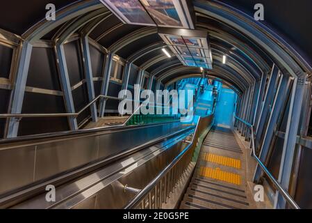 Escalier roulant éclairé dans le centre de Busan, République de Corée Banque D'Images