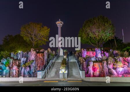 Escalier roulant éclairé dans le centre de Busan, République de Corée Banque D'Images