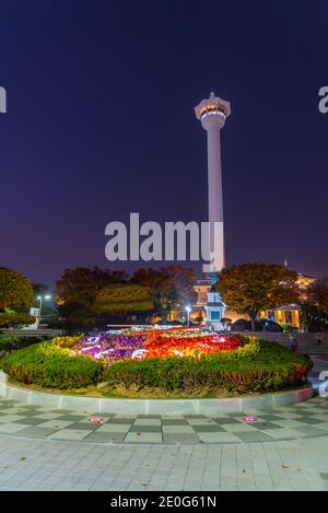 Escalier roulant éclairé dans le centre de Busan, République de Corée Banque D'Images
