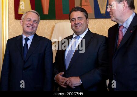 Le Premier ministre français Jean-Marc Ayrault s'entretient avec le leader des sociaux-démocrates allemands (SPD) Sigmar Gabriel, flanqué de son homologue adjoint Steinbrueck (R) à leur arrivée à l'hôtel de Matignon avant une réunion, à Paris, en France, le 13 juin 2012. Photo de Stephane Lemouton/ABACAPRESS.COM. Banque D'Images