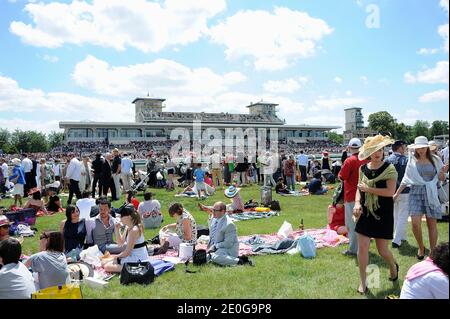 Atmosphère pendant les courses hippiques du Prix de Diane 2012 à Chantilly Horsetrack près de Paris, France, le 17 juin 2012. Photo de Nicolas Briquet/ABACAPRESS.COM Banque D'Images