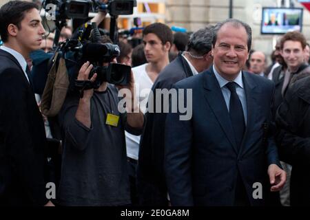 Jean-Christophe Cambadelis attend l'annonce des résultats du deuxième tour des élections législatives françaises au siège du Parti socialiste (PS) à Paris, France, le 17 juin 2012. Les socialistes français ont gagné le contrôle du Parlement aujourd'hui lors d'un vote de second ordre, en donnant au président François Hollande la majorité convaincante nécessaire pour faire avancer un programme d'imposition et de dépenses difficile, ont déclaré des estimations. Photo de Stephane Lemouton/ABACAPRESS.COM Banque D'Images