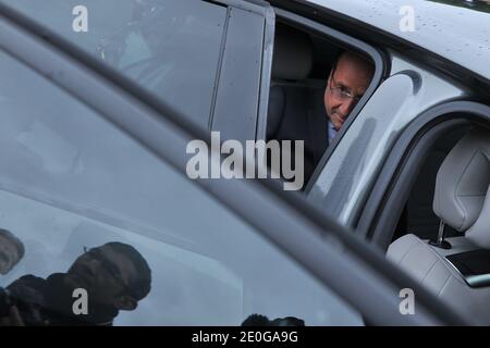 Le président français François Hollande quitte la cérémonie au Mont-Valerien à Suresnes, près de Paris, en France, le 18 juin 2012, dans le cadre de la célébration du 72e anniversaire de l'appel de la radio de Charles de Gaulle à ses compatriotes de résister à l'occupation nazie. Le 18 juin 1940, quatre jours après la chute de Paris et alors que le gouvernement français se préparait à signer un armistice avec l'Allemagne, le chef militaire exilé a lancé un appel passionné sur les ondes de la BBC à ceux qui sont dans leur pays d'origine. Photo de Christophe Guibbbaud/ABACAPRESS.COM Banque D'Images