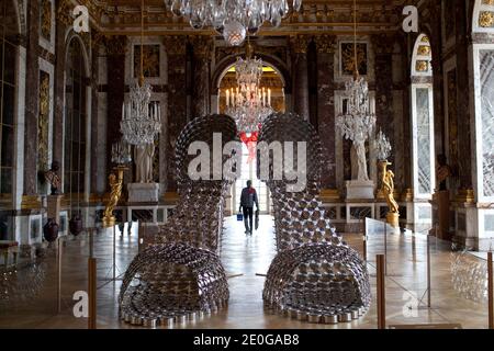 Une photo prise le 18 juin 2012 montre le travail réalisé avec des casseroles et des couvercles en acier inoxydable, 'Marilyn (PA)', par le peintre portugais d'art contemporain Joana Vasconcelos, au château de Versailles, lors d'une visite à la presse de l'exposition 'Joana Vasconcelos Versailles', du 19 juin au 30 septembre 2012. Vasconcelos sera la première femme et la plus jeune artiste à montrer son travail dans le cadre de Versailles. Photo de Stephane Lemouton/ABACAPRESS.COM. Banque D'Images