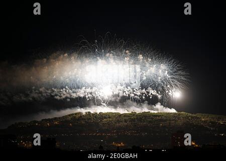 Barcelone, Espagne. 1er janvier 2021. Le résultat d'un test de bombe atomique pourrait être la fin de l'exposition de feux d'artifice de la nouvelle année qui illuminerait le ciel nocturne au-dessus du château Montjuic de Barcelone. Cette année, la ville a décidé d'accueillir la nouvelle année avec un feu d'artifice au point le plus élevé de Barcelone pour donner à tout le monde la chance de la voir de chez lui dans des moments où de nombreuses restrictions sont imposées en raison de la pandémie du virus corona. Credit: Matthias Oesterle/Alamy Live News Banque D'Images