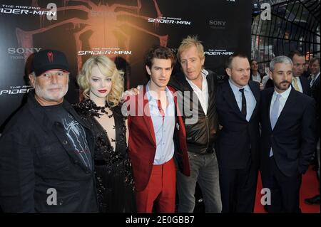 AVI Arad, Emma Stone, Andrew Garfield, Rhys Ifans, Marc Webb et Matt Tolmach participant à la première de 'The Amazing Spider-Man' au cinéma le Grand Rex à Paris, France, le 19 juin 2012. Photo de Nicolas Briquet/ABACAPRESS.COM Banque D'Images