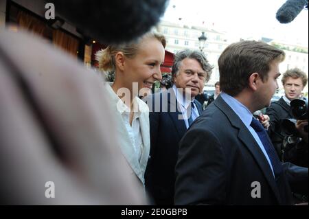 Le député d'extrême-droite du Front national (FN) nouvellement élu, Marion Marechal-le Pen, et le nouveau député du FN, Gilbert Collard, arrivent à l'Assemblée nationale française à Paris, en France, le 20 juin 2012. Photo de Mousse/ABACAPRESS.COM Banque D'Images