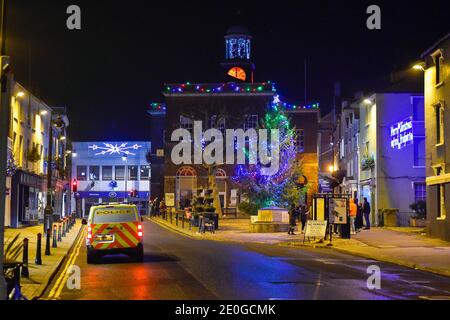 Eype, Dorset, Royaume-Uni. 1er janvier 2021. Bucky Doo Square à Bridport à Dorset est calme à minuit car seuls quelques groupes de fêtards viennent célébrer le nouvel an dans la zone Covid-19 de niveau 3 avec seulement un seul camion de police qui garde un oeil sur eux. Bucky Doo Square des années précédentes serait rempli de centaines de fêtards portant une robe de fantaisie à minuit. Crédit photo : Graham Hunt/Alamy Live News Banque D'Images