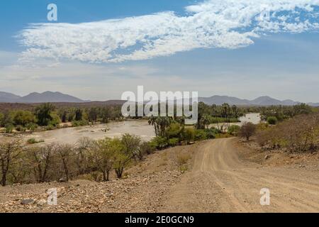 Vue sur le paysage de la rivière Kunene, la rivière frontalière entre la Namibie et l'Angola