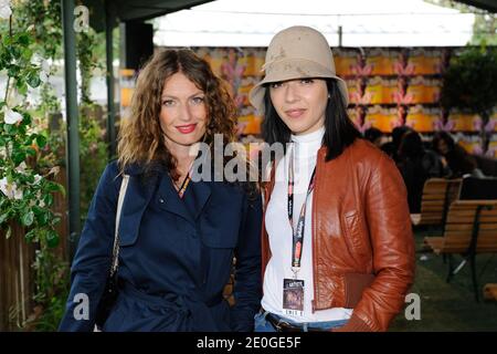 Sylvie Hoarau et Aurelie Saada de Brigitte posent lors du festival de musique annuel « Solidays », organisé au circuit de Longchamp à Paris, en France, le 24 juin 2012. Photo d'Alban Wyters/ABACAPRESS.COM Banque D'Images