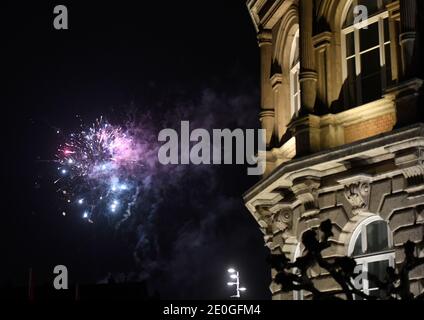 Düsseldorf, Allemagne. 31 décembre 2020. Les feux d'artifice explosent près de Burgplatz dans la vieille ville. Credit: Roberto Pfeil/dpa/Alay Live News Banque D'Images