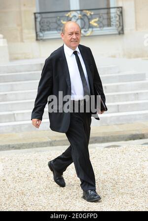 Le ministre français de la Défense, Jean-Yves le Drian, quitte l'Elysée Palace à Paris le 27 juin 2012 après la réunion hebdomadaire du cabinet. Photo de Mousse/ABACAPRESS.COM Banque D'Images