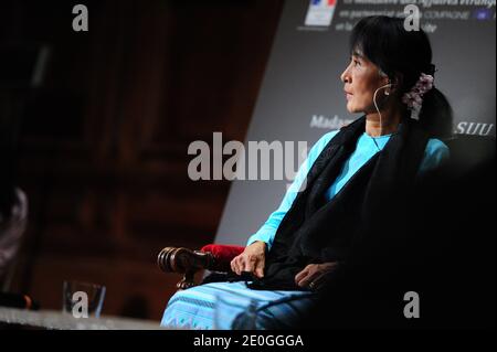 Aung San Suu Kyi, championne de la démocratie et lauréate du prix Nobel de la paix au Myanmar, est photographiée lors d'une conférence à l'Université de la Sorbonne, en France, le 28 juin 2012. Photo de Mousse/ABACAPRESS.COM Banque D'Images