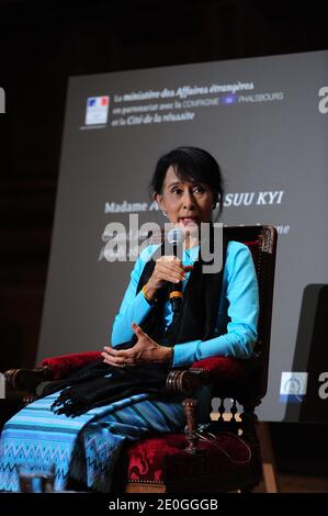 Aung San Suu Kyi, la championne de la démocratie du Myanmar et lauréate du prix Nobel de la paix, prononce un discours lors d'une conférence à l'Université de la Sorbonne, en France, le 28 juin 2012. Photo de Mousse/ABACAPRESS.COM M. Banque D'Images