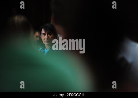 Aung San Suu Kyi, championne de la démocratie et lauréate du prix Nobel de la paix au Myanmar, est photographiée lors d'une conférence à l'Université de la Sorbonne, en France, le 28 juin 2012. Photo de Mousse/ABACAPRESS.COM Banque D'Images