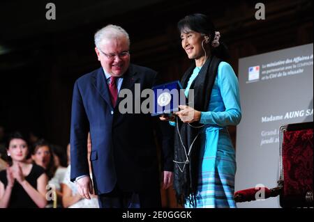 Aung San Suu Kyi, la championne de la démocratie du Myanmar et lauréate du prix Nobel de la paix, prononce un discours lors d'une conférence à l'Université de la Sorbonne, en France, le 28 juin 2012. Photo de Mousse/ABACAPRESS.COM M. Banque D'Images