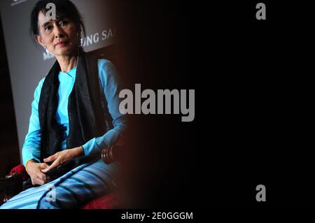 Aung San Suu Kyi, championne de la démocratie et lauréate du prix Nobel de la paix au Myanmar, est photographiée lors d'une conférence à l'Université de la Sorbonne, en France, le 28 juin 2012. Photo de Mousse/ABACAPRESS.COM Banque D'Images