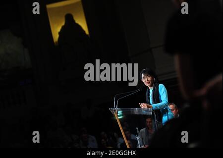 Aung San Suu Kyi, la championne de la démocratie du Myanmar et lauréate du prix Nobel de la paix, prononce un discours lors d'une conférence à l'Université de la Sorbonne, en France, le 28 juin 2012. Photo de Mousse/ABACAPRESS.COM M. Banque D'Images