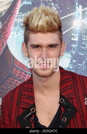 Colton Dixon arrivant à Columbia Pictures, première pour « The Amazing Spider-Man » au Regency Village Theatre de Westwood, Los Angeles, CA, États-Unis, le 28 juin 2012. Photo de Baxter/ABACAPRESS.COM Banque D'Images