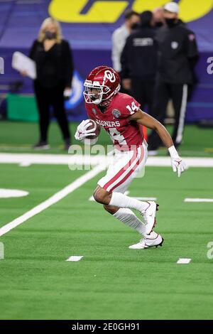 Arlington, Texas, États-Unis. 30 décembre 2020. Oklahoma Sooners Wide Receiver #14 Charleston Rambo en action pendant le Florida Gators, contre le match de football de l'université Oklahoma Sooners, au Goodyear Cotton Bowl, à Arlington, Texas, le 30 décembre 2020. (Crédit obligatoire : Tommy Hays/MarinMedia.org/Cal Sport Media) (photographe complet absolu, et crédits requis).télévision, ou magazines à but lucratif Contactez MarinMedia directement. Crédit : csm/Alay Live News Banque D'Images