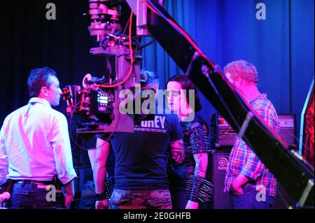 Le chanteur français Julien Dore sur le set de 'Pop Redemption' de Martin Legall sur le vieux cabaret à Pont de casse, France, le 29 juin 2012. Photo par ABACAPRESS.COM Banque D'Images