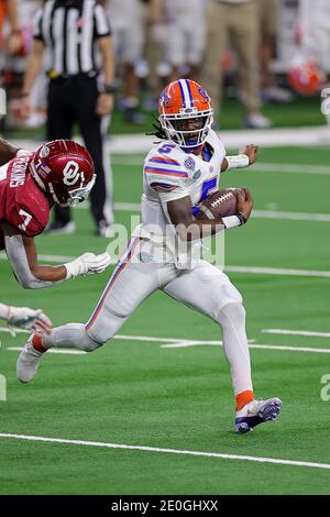 Arlington, Texas, États-Unis. 30 décembre 2020. Florida Gators Quarterback #5 Emory Jones en action pendant le match de football des Florida Gators, contre l'Oklahoma Sooners College, au Goodyear Cotton Bowl, à Arlington, Texas, le 30 décembre 2020. (Crédit obligatoire : Tommy Hays/MarinMedia.org/Cal Sport Media) (photographe complet absolu, et crédits requis).télévision, ou magazines à but lucratif Contactez MarinMedia directement. Crédit : csm/Alay Live News Banque D'Images