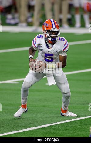 Arlington, Texas, États-Unis. 30 décembre 2020. Florida Gators Quarterback #5 Emory Jones en action pendant le match de football des Florida Gators, contre l'Oklahoma Sooners College, au Goodyear Cotton Bowl, à Arlington, Texas, le 30 décembre 2020. (Crédit obligatoire : Tommy Hays/MarinMedia.org/Cal Sport Media) (photographe complet absolu, et crédits requis).télévision, ou magazines à but lucratif Contactez MarinMedia directement. Crédit : csm/Alay Live News Banque D'Images