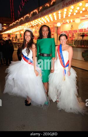 Vincent McDoom et les Miss fete Foraine participant à la journée d'ouverture de la Foire du Trone annuelle au profit des enfants de la terre qui s'est tenue à Paris, France, le 2012 avril. Photo par ABACAPRESS.COM Banque D'Images