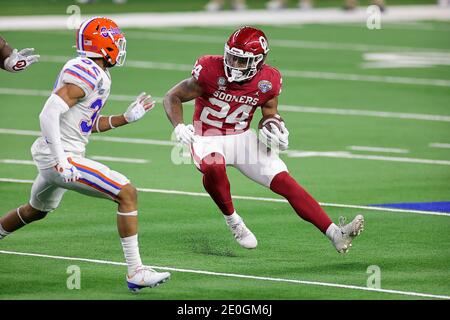 Arlington, Texas, États-Unis. 30 décembre 2020. Oklahoma Sooners qui a refait le 24 Marcus Major en action pendant le match de football des Florida Gators, contre le match de football de l'université des Oklahoma Sooners, au Goodyear Cotton Bowl, à Arlington, Texas, le 30 décembre 2020. (Crédit obligatoire : Tommy Hays/MarinMedia.org/Cal Sport Media) (photographe complet absolu, et crédits requis).télévision, ou magazines à but lucratif Contactez MarinMedia directement. Crédit : csm/Alay Live News Banque D'Images