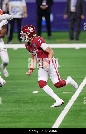 Arlington, Texas, États-Unis. 30 décembre 2020. Quartier des Oklahoma Sooners #7 Spencer Rattler n action pendant le match des Florida Gators, contre le match de football de l'université des Oklahoma Sooners, au Goodyear Cotton Bowl, à Arlington, Texas, le 30 décembre 2020. (Crédit obligatoire : Tommy Hays/MarinMedia.org/Cal Sport Media) (photographe complet absolu, et crédits requis).télévision, ou magazines à but lucratif Contactez MarinMedia directement. Crédit : csm/Alay Live News Banque D'Images