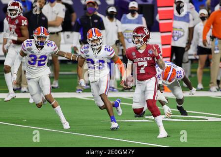 Arlington, Texas, États-Unis. 30 décembre 2020. Quartier des Oklahoma Sooners #7 Spencer Rattler en action pendant la 2ème moitié des Florida Gators, contre le match de football de l'université des Oklahoma Sooners, au Goodyear Cotton Bowl, à Arlington, Texas, le 30 décembre 2020. (Crédit obligatoire : Tommy Hays/MarinMedia.org/Cal Sport Media) (photographe complet absolu, et crédits requis).télévision, ou magazines à but lucratif Contactez MarinMedia directement. Crédit : csm/Alay Live News Banque D'Images