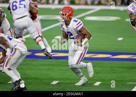 Arlington, Texas, États-Unis. 30 décembre 2020. Florida Gators quarterback #2 Anthony Richardson en action pendant le match de football de Florida Gators, contre le match de football de l'université Oklahoma Sooners, au Goodyear Cotton Bowl, à Arlington, Texas, le 30 décembre 2020. (Crédit obligatoire : Tommy Hays/MarinMedia.org/Cal Sport Media) (photographe complet absolu, et crédits requis).télévision, ou magazines à but lucratif Contactez MarinMedia directement. Crédit : csm/Alay Live News Banque D'Images