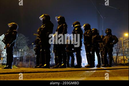 Leipzig, Allemagne. 31 décembre 2020. Les policiers se tiennent à une intersection. La ville de Leipzig avait interdit les rassemblements pour la Saint-Sylvestre et interdit les pétards dans trois zones, dont le Connewitzer Kreuz. Credit: Sebastian Willnow/dpa-Zentralbild/dpa/Alay Live News Banque D'Images