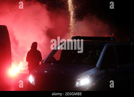 Leipzig, Allemagne. 31 décembre 2020. Des pièces pyrotechniques sont en service dans le quartier de Connewitz. La ville de Leipzig avait interdit les rassemblements pour la Saint-Sylvestre et interdit les pétards dans trois zones, dont le Connewitzer Kreuz. Credit: Sebastian Willnow/dpa-Zentralbild/dpa/Alay Live News Banque D'Images