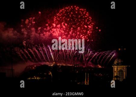1er janvier 2021, Barcelone, Catalogne, Espagne - des feux d'artifice explosent au-dessus de Barcelone pendant les célébrations du nouvel an. Les autorités ont demandé aux citoyens de rester chez eux pendant les célébrations du nouvel an en raison de la pandémie COVID-19. Credit: Jordi Boixareu/Alamy Live News Banque D'Images