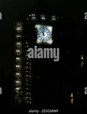 Londres, Royaume-Uni. 31 décembre 2020. Photo prise le 31 décembre 2020 montre le Big Ben des chambres du Parlement à Londres, en Grande-Bretagne. La Grande-Bretagne et l'Union européenne (UE) ont entamé un nouveau chapitre dans leurs relations alors que la période de transition du Brexit s'est terminée jeudi à 2300 (2300 GMT). Credit: Han Yan/Xinhua/Alay Live News Banque D'Images